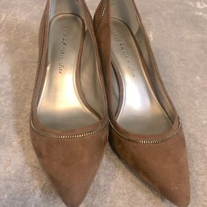 Size 10 Anne Klein suede pumps